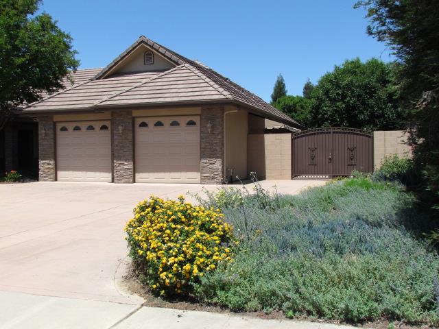 1072 Rorden Avenue Selma, CA 93662 - Photo 3 of 40 a front view of a house with garden