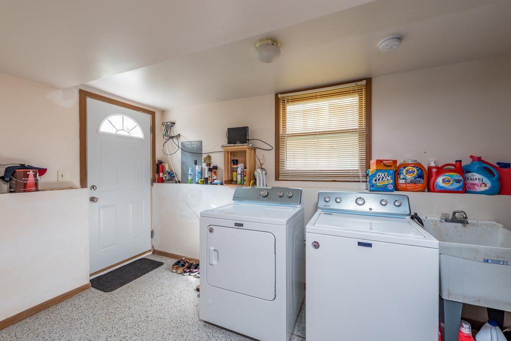 1702 Hebron Avenue Zion, IL 60099 - Photo 21 of 28 a utility room with dryer and washer