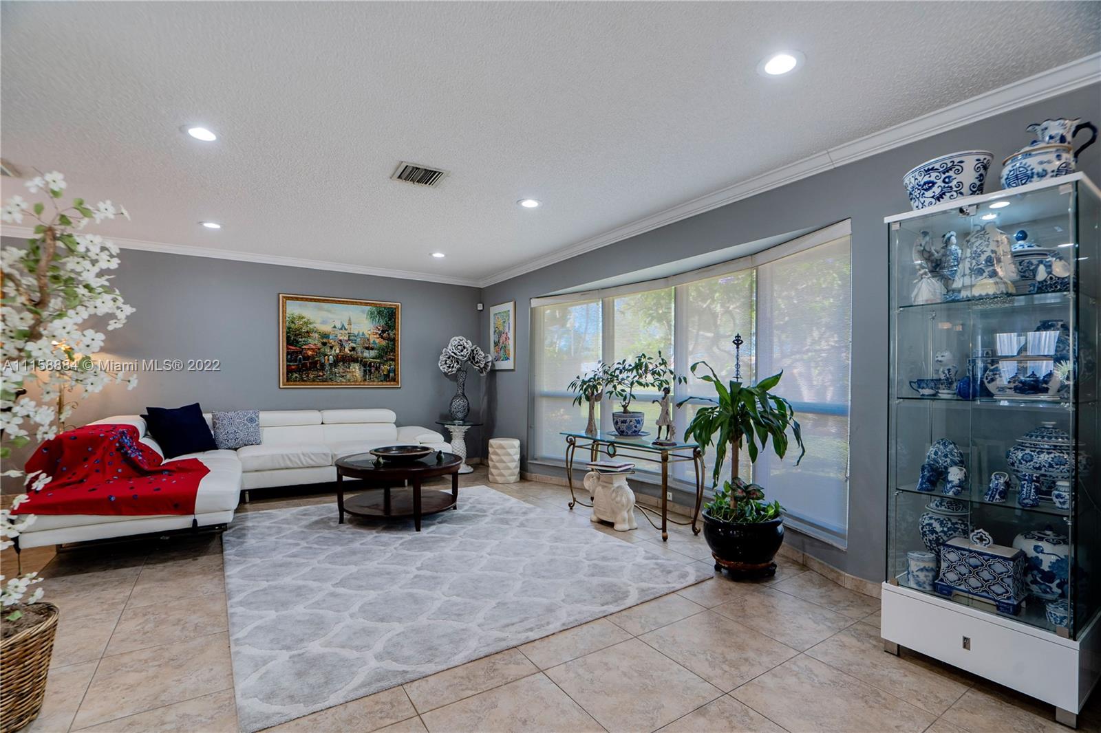 5012 Hayes Street Hollywood, FL 33021 - Photo 5 of 36 a living room with furniture