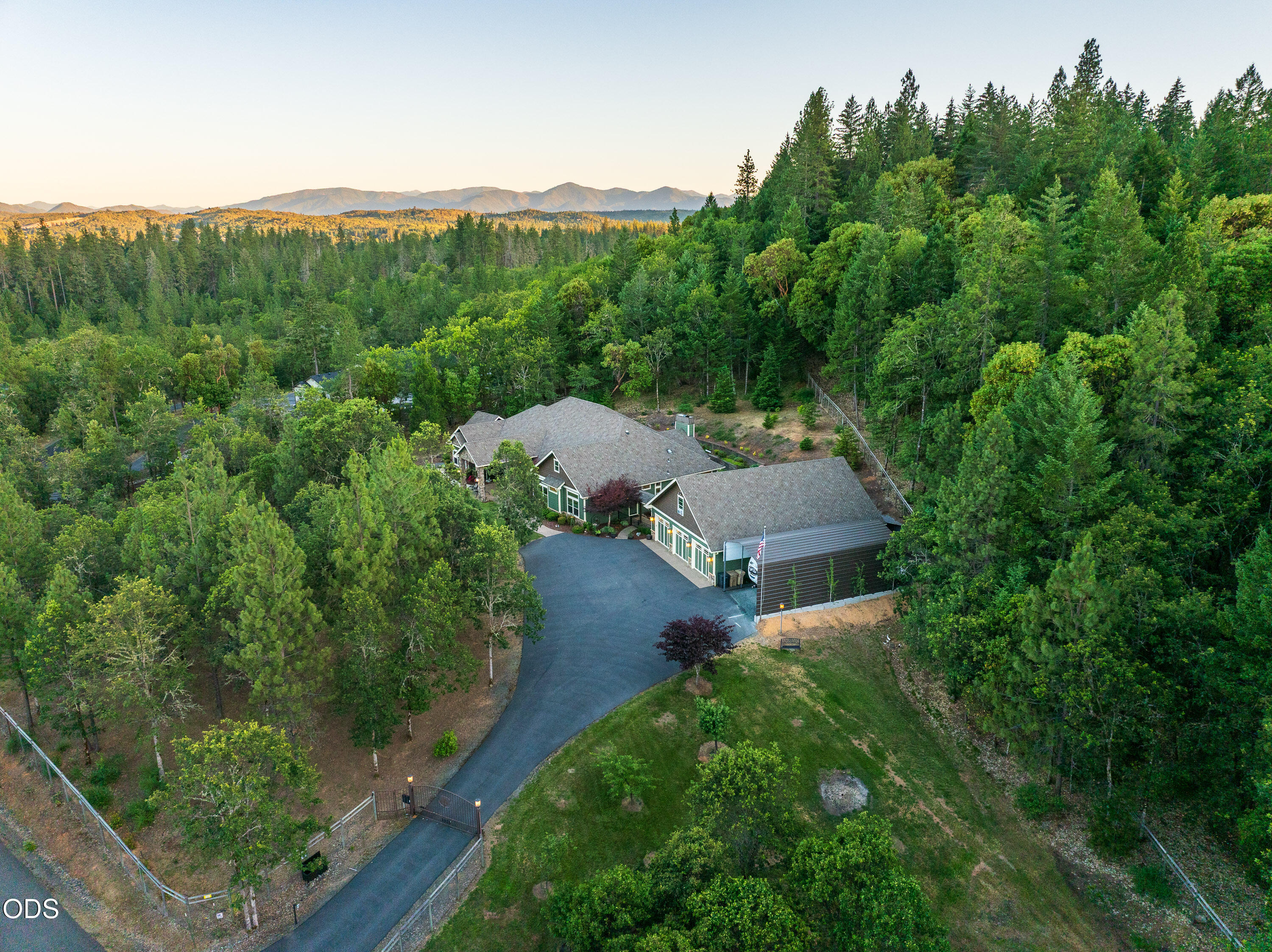1321 Falcon Crest Lane Merlin, OR 97532 - Photo 3 of 57