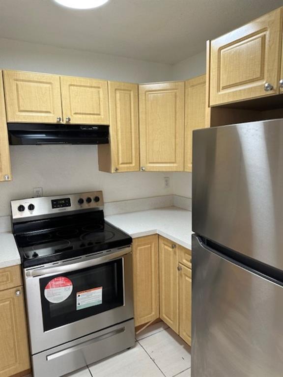 1095 West 77th Street, Unit 311 Hialeah, FL 33014 - Photo 4 of 6 a kitchen with a stove and a microwave