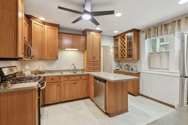 $2,995 | 2138 Marshall Avenue, St. Paul, MN 55104