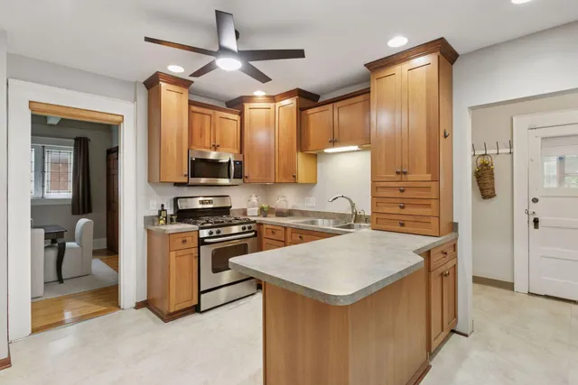 $2,995 | 2138 Marshall Avenue, St. Paul, MN 55104