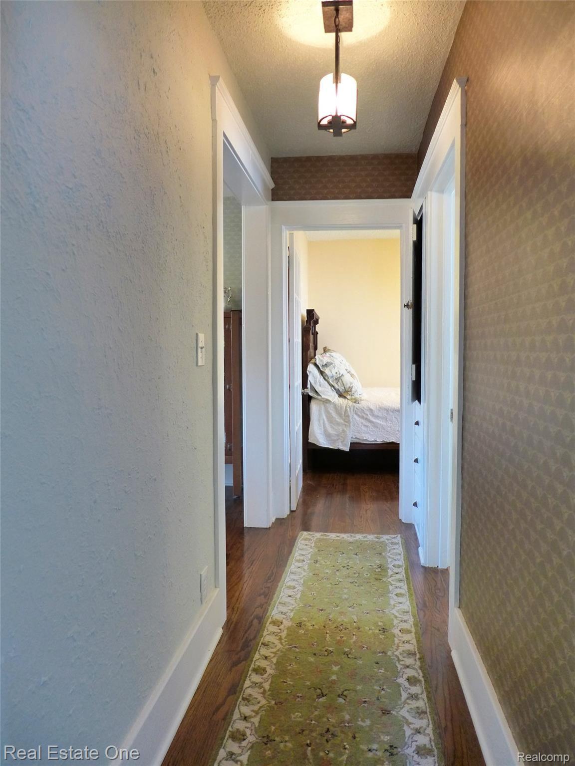 624 Parkdale Avenue Rochester, MI 48307 - Photo 24 of 74 Bedroom hallway