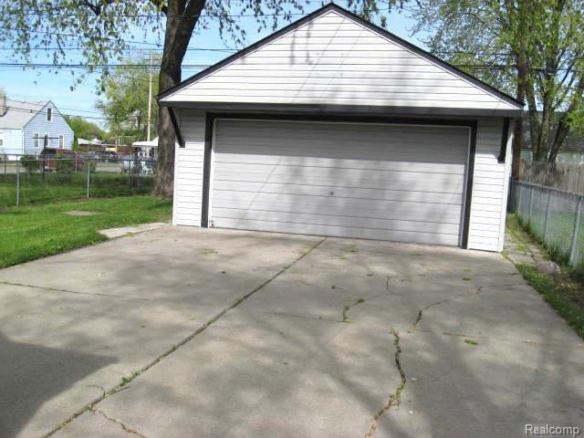 24360 Flower Eastpointe, MI 48021 - Photo 9 of 9 GARAGE.JPG