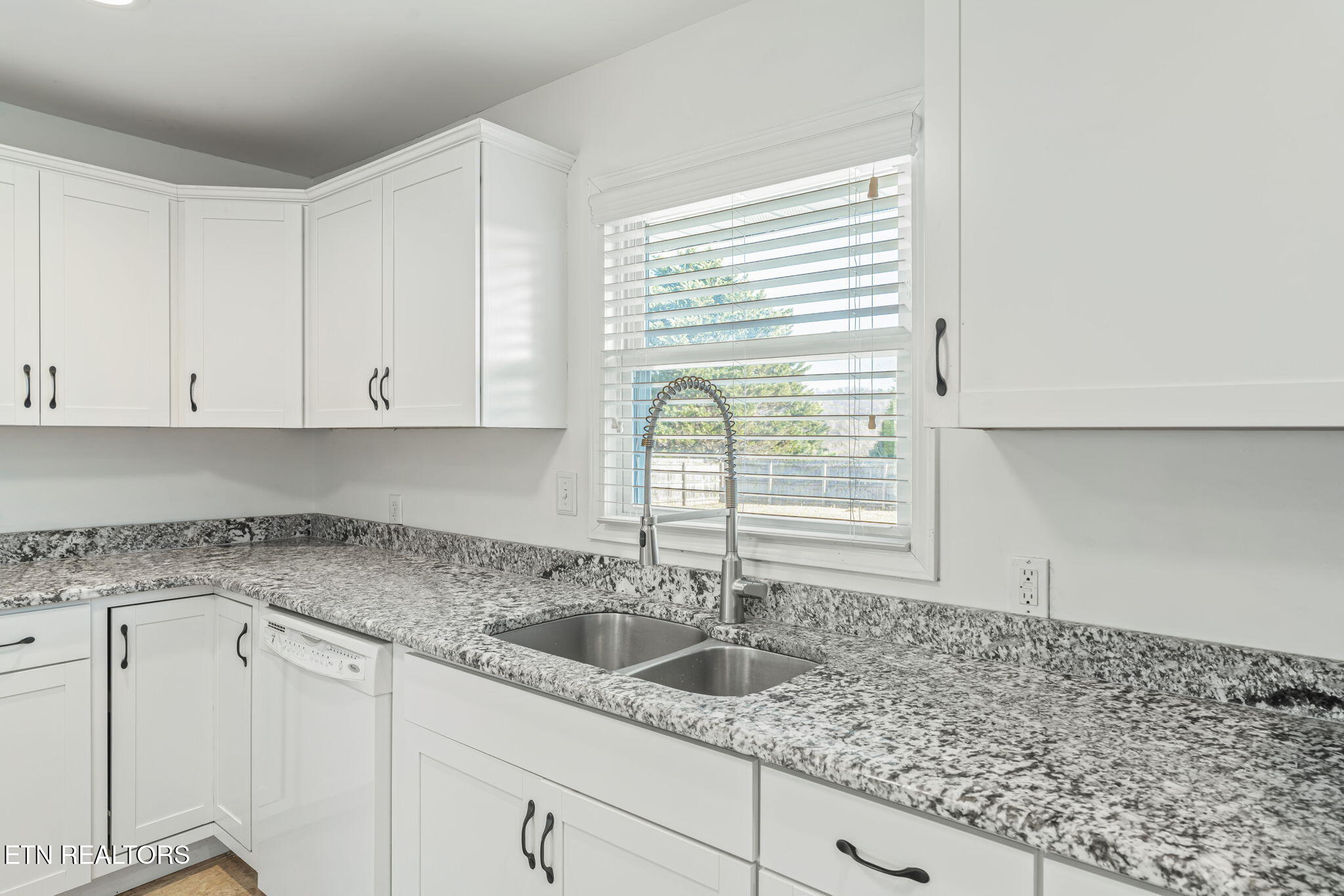 120 Madora Drive Powell, TN 37849 - Photo 12 of 30 15-web-or-mls-120 Madora Drive-16