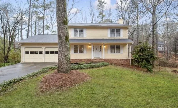 a view of a house with a yard