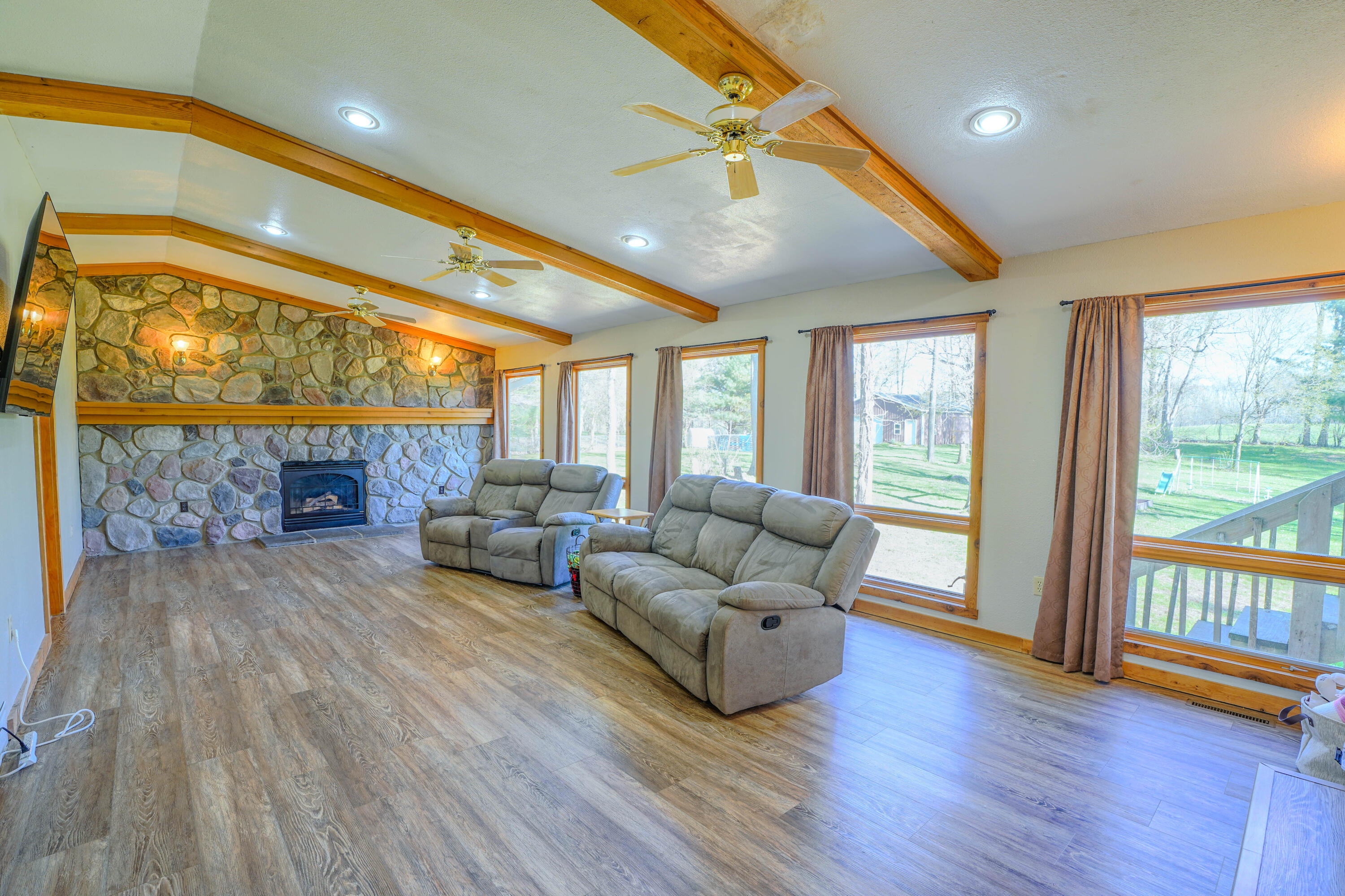 7475 Cox Road Bellevue, MI 49021 - Photo 9 of 23 Living Room 3