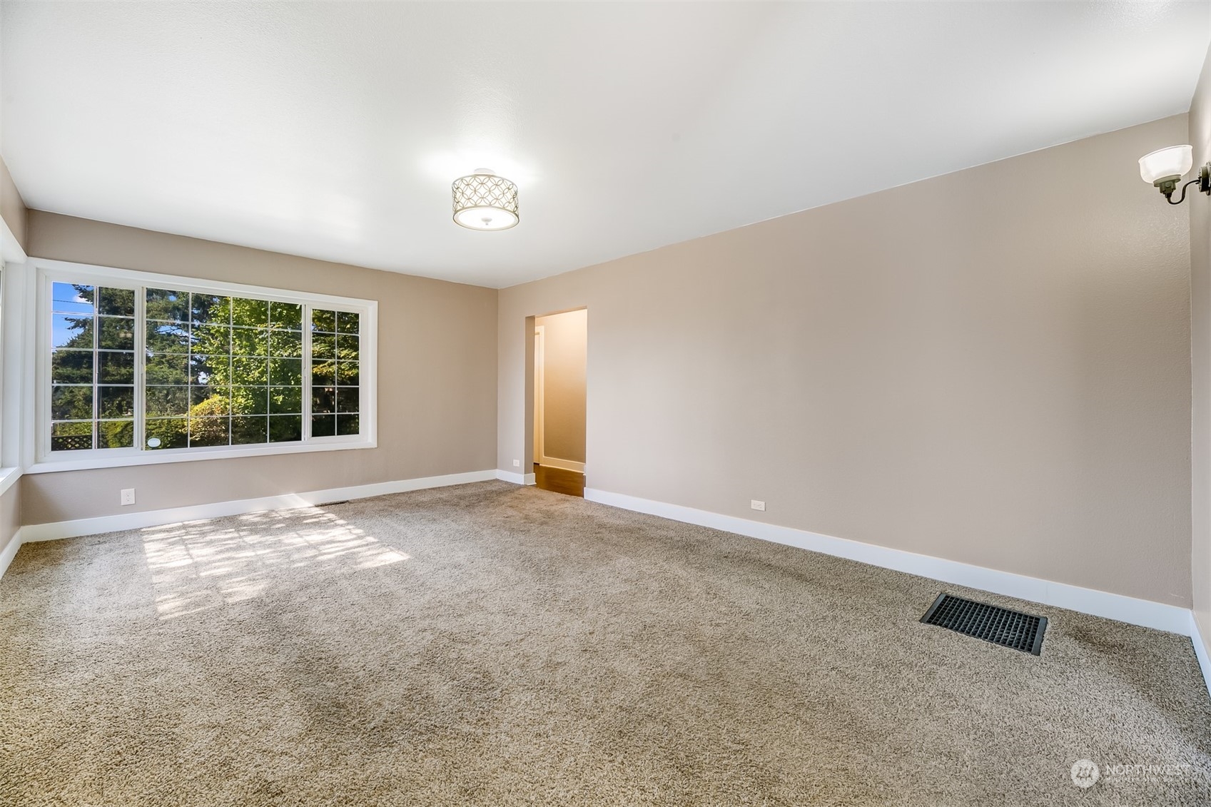 2528 Southwest 112th Street Seattle, WA 98146 - Photo 18 of 33