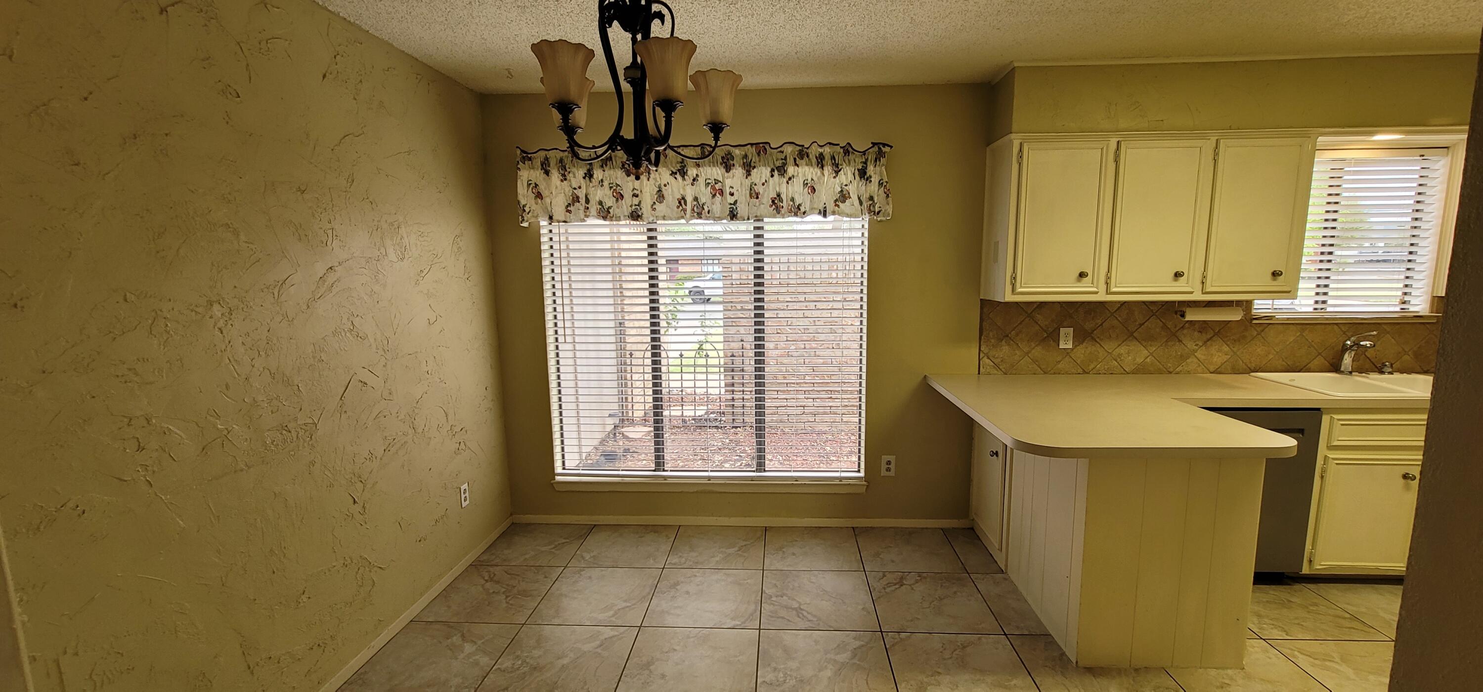 4803 73rd Street Lubbock, TX 79424 - Photo 11 of 32 Pretty Chandelier