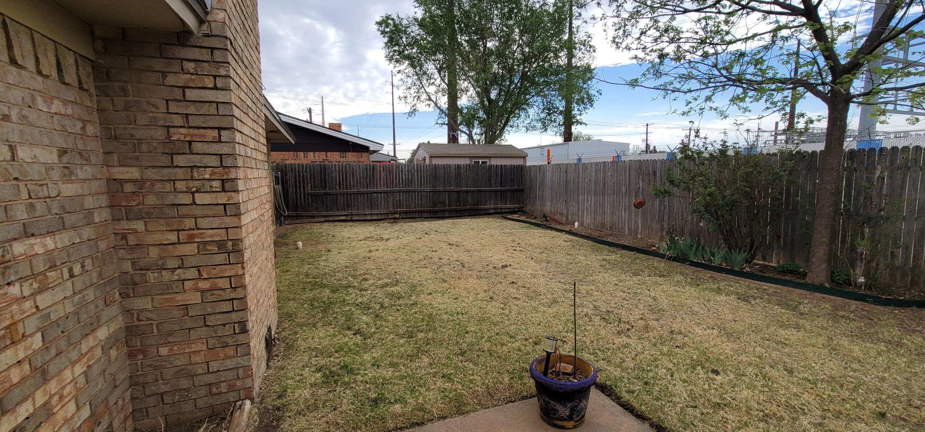 4803 73rd Street Lubbock, TX 79424 - Photo 30 of 32 The fence is in great shape!
