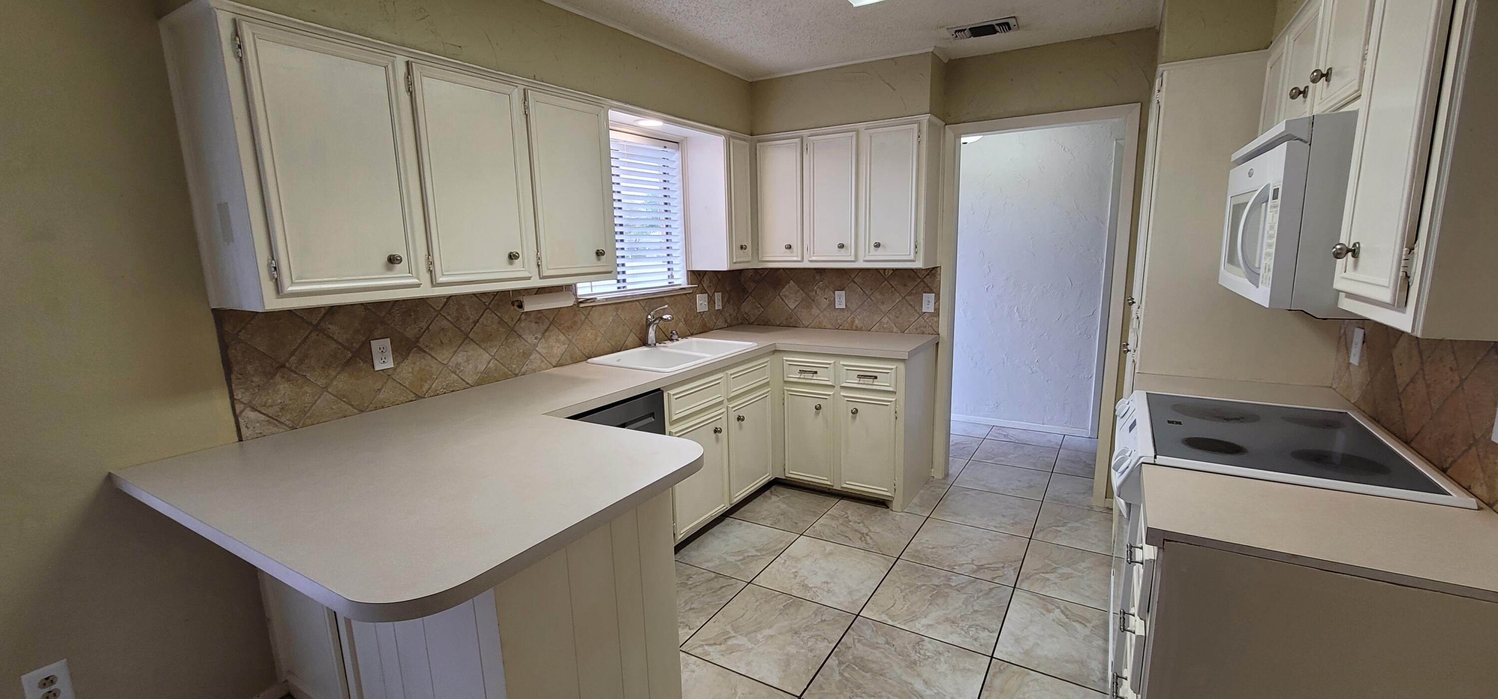 4803 73rd Street Lubbock, TX 79424 - Photo 7 of 32 Updated Appliances & Breakfast Bar