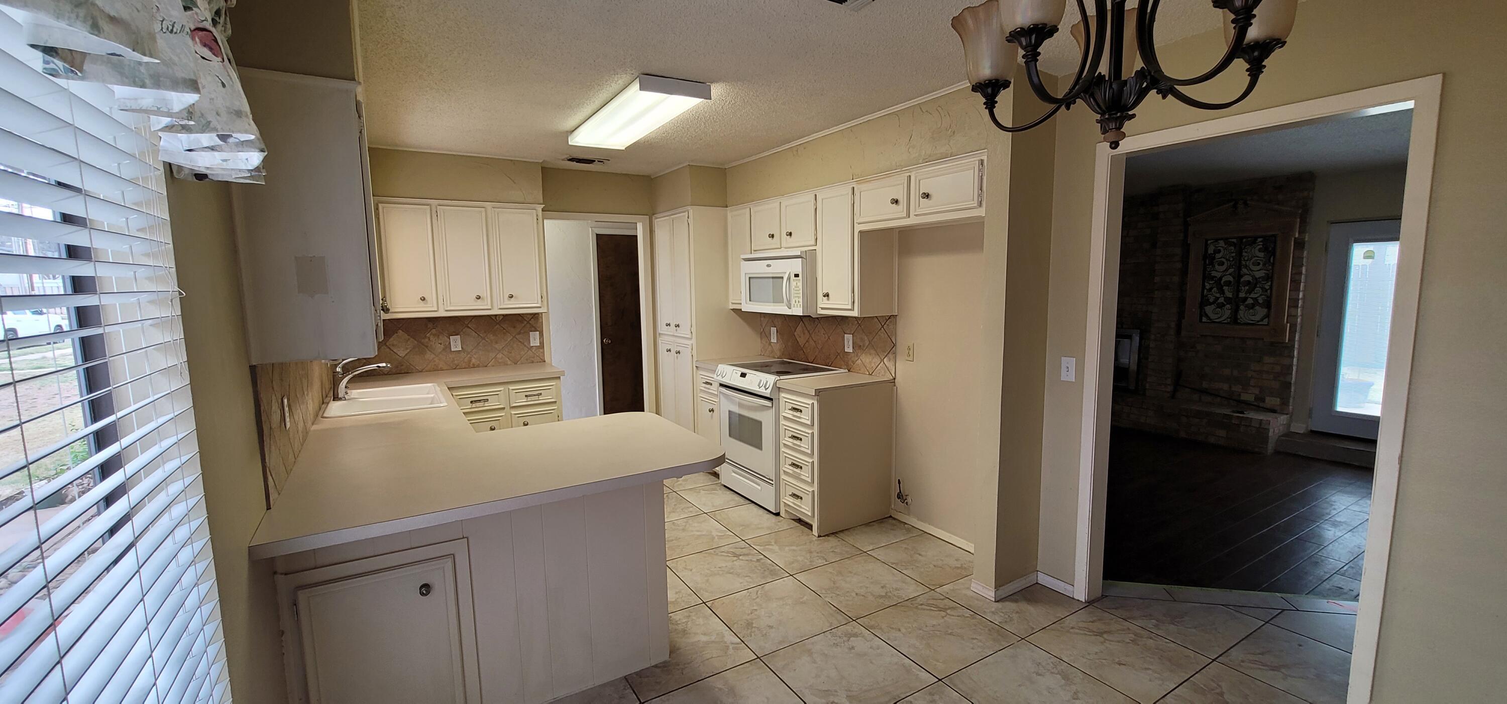 4803 73rd Street Lubbock, TX 79424 - Photo 10 of 32 Light Filled Dining Area