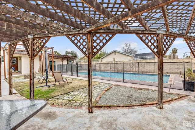 a view of a backyard