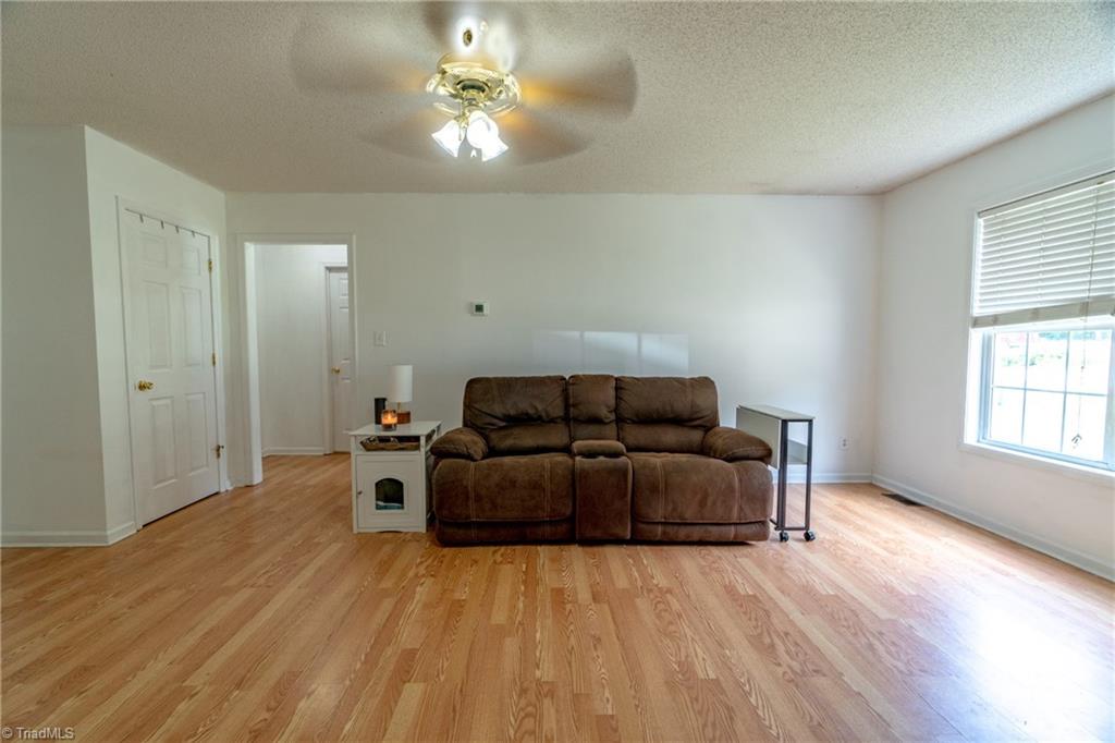 305 Albertson Road Thomasville, NC 27360 - Photo 4 of 29