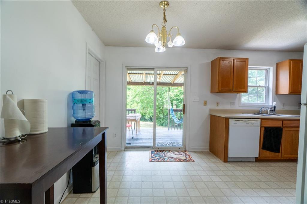 305 Albertson Road Thomasville, NC 27360 - Photo 8 of 29