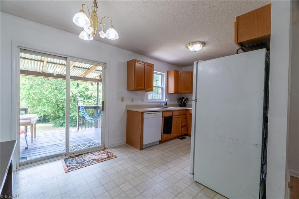 305 Albertson Road Thomasville, NC 27360 - Photo 9 of 29