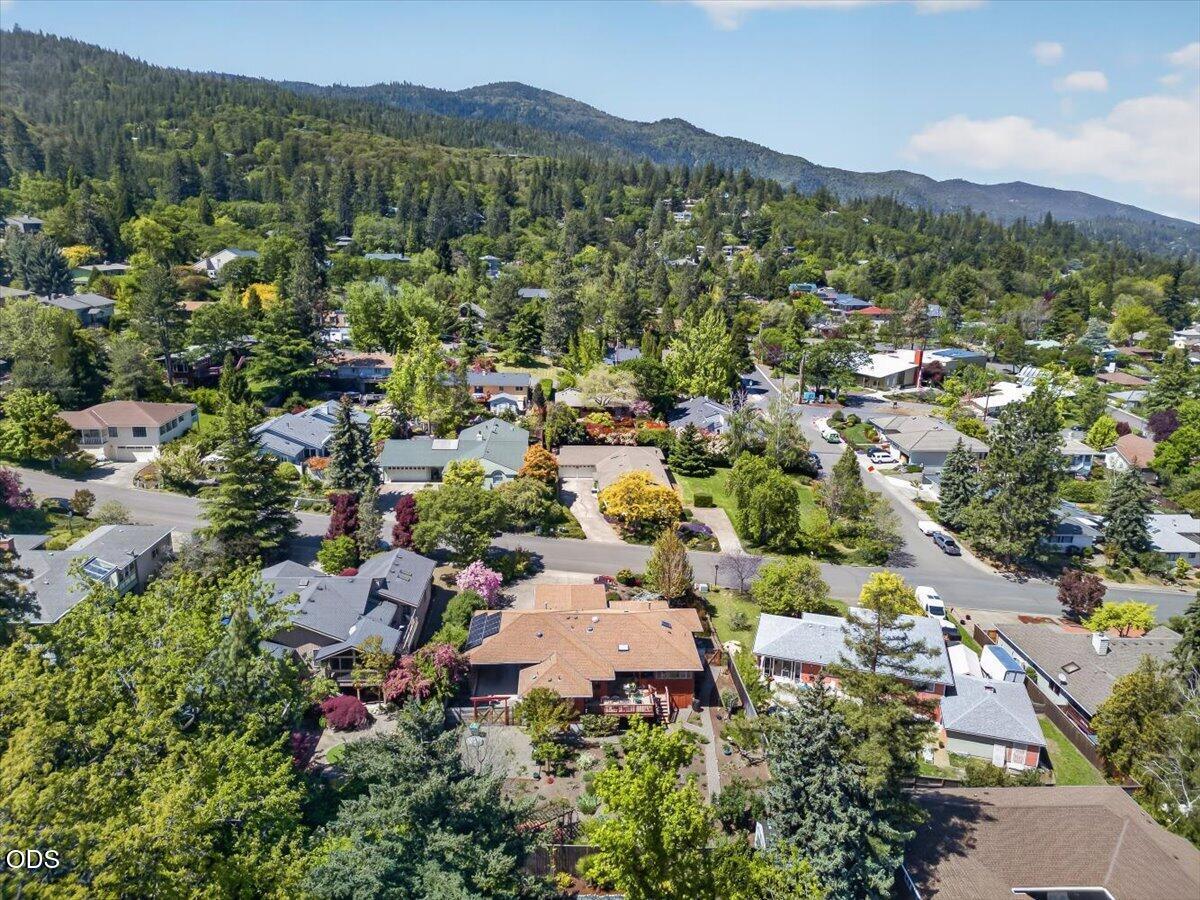 1056 Beswick Way Ashland, OR 97520 - Photo 3 of 47