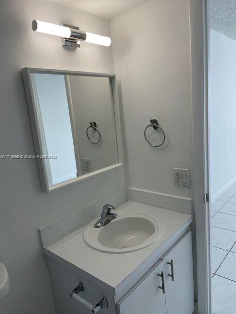 Fountainebleau Miami, FL 33172 - Photo 17 of 18 a bathroom with a sink and mirror
