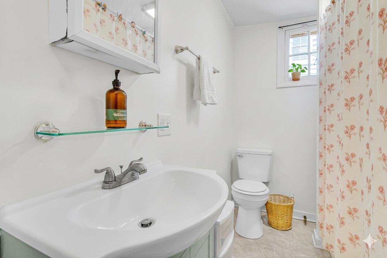 46 Ashe Street Charleston, SC 29403 - Photo 21 of 27 Unit A bathroom