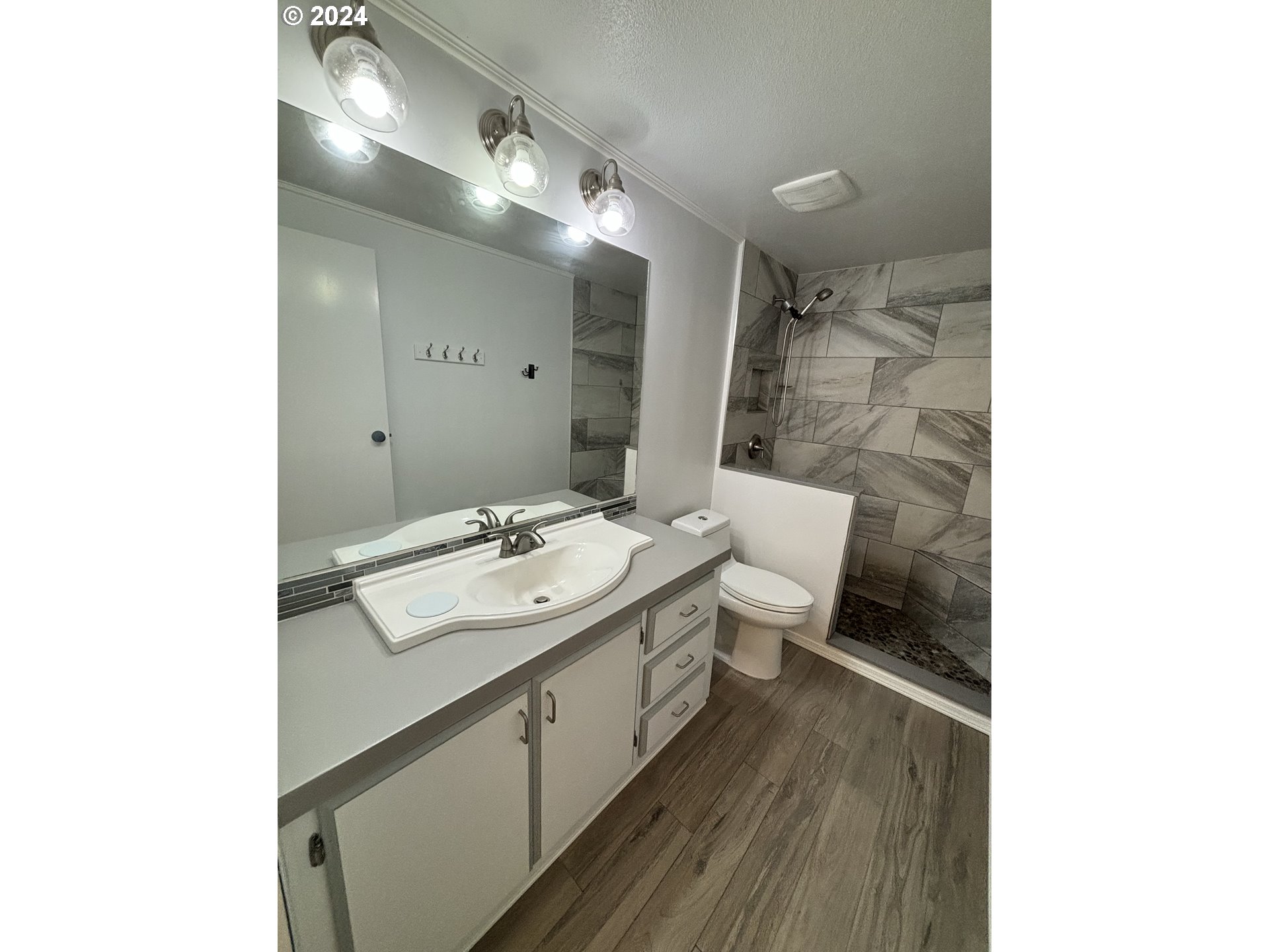 629 Coal Creek Road Longview, WA 98632 - Photo 11 of 26 a bathroom with a sink and mirror