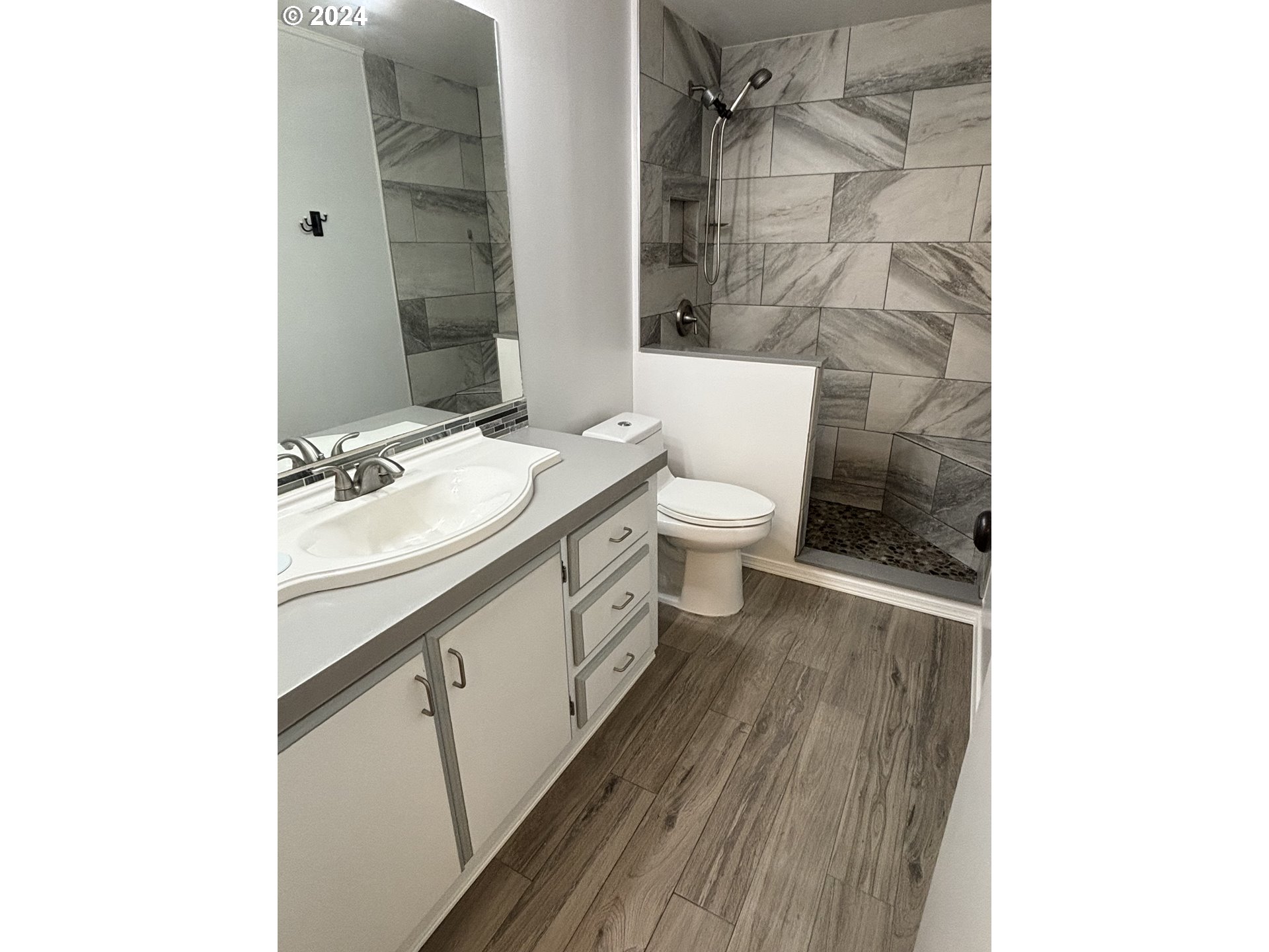 629 Coal Creek Road Longview, WA 98632 - Photo 13 of 26 a bathroom with a sink toilet and shower