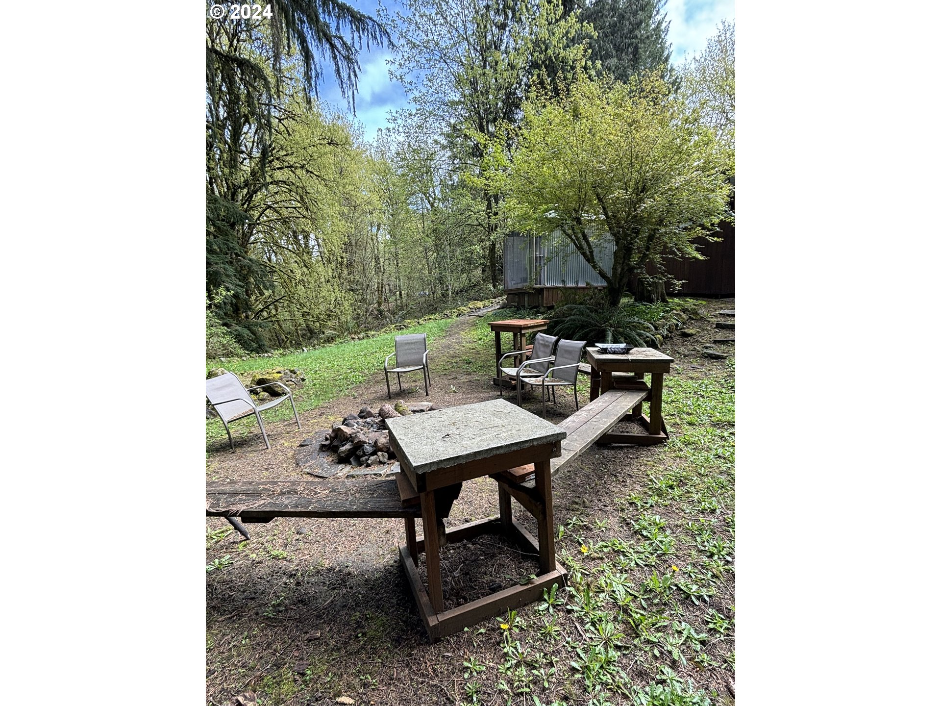 629 Coal Creek Road Longview, WA 98632 - Photo 25 of 26 a backyard of a house with table and chairs