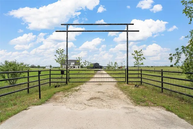$999,999 | 1197 Prairie Chapel Road, Crawford, TX 76638