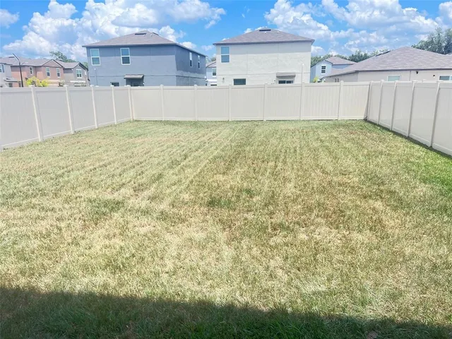a view of a backyard
