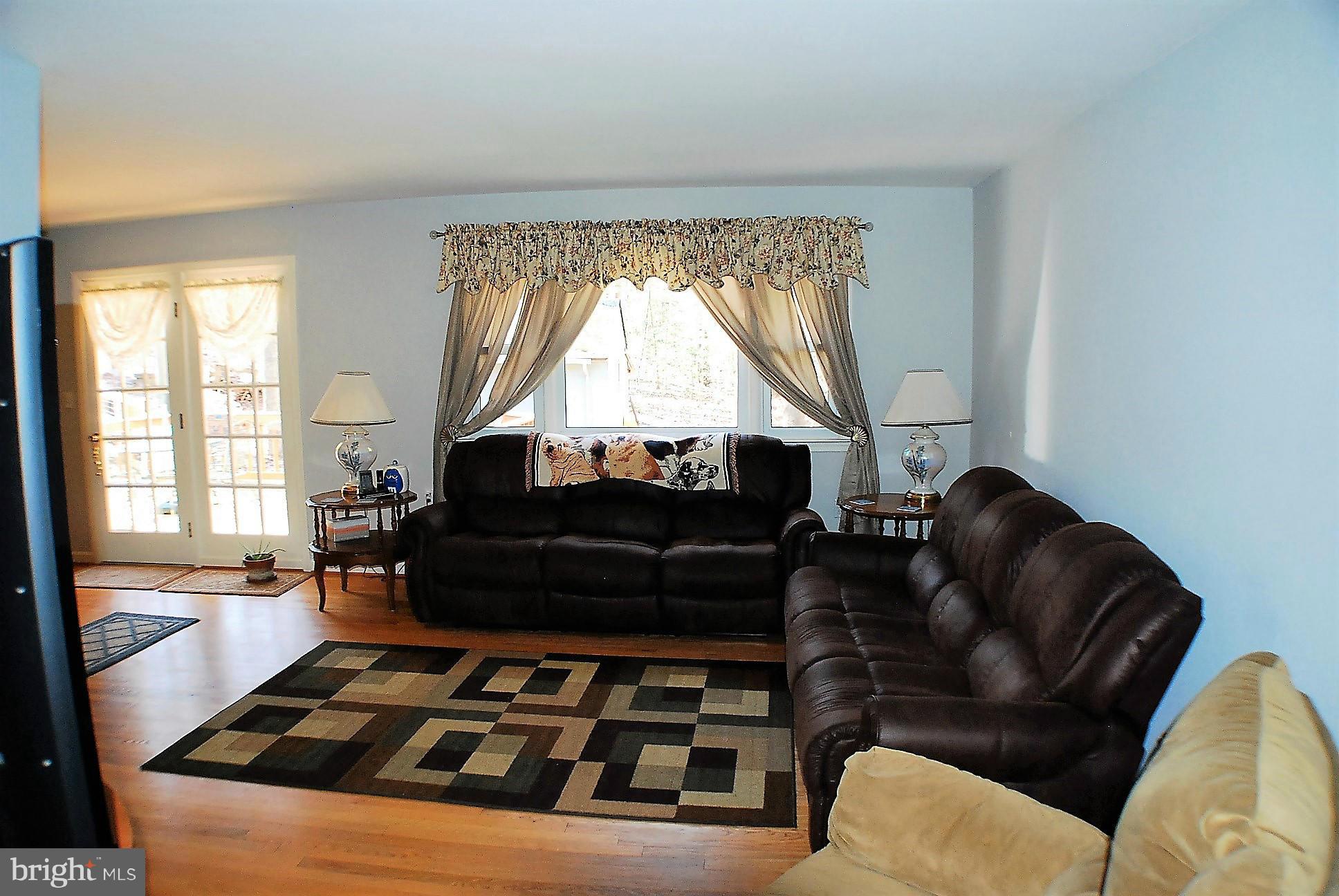 6909 Harvey Road Manassas, VA 20112 - Photo 5 of 30 Living Room
