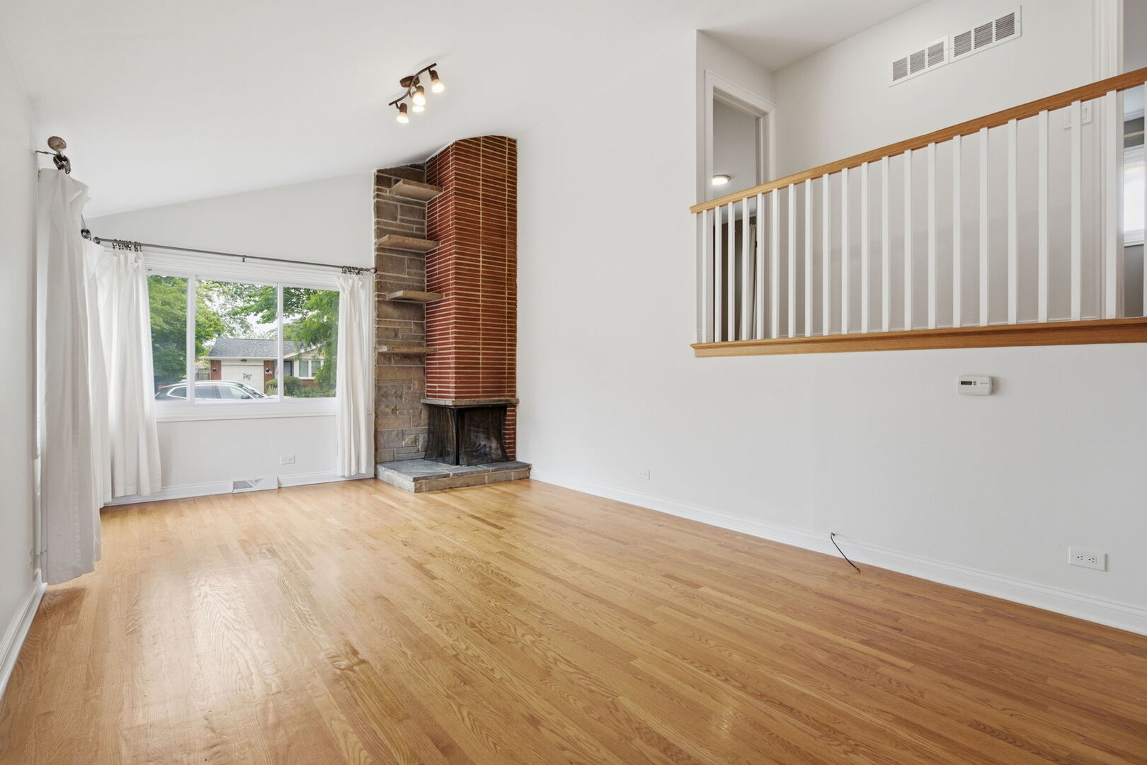 331 Huntington Lane Elmhurst, IL 60126 - Photo 4 of 28