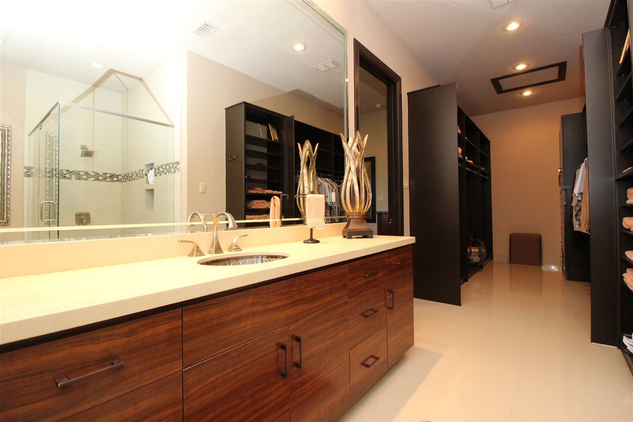8314 Deer Ridge Boulevard Laredo, TX 78045 - Photo 15 of 20 a bathroom with a double vanity sink and a large mirror