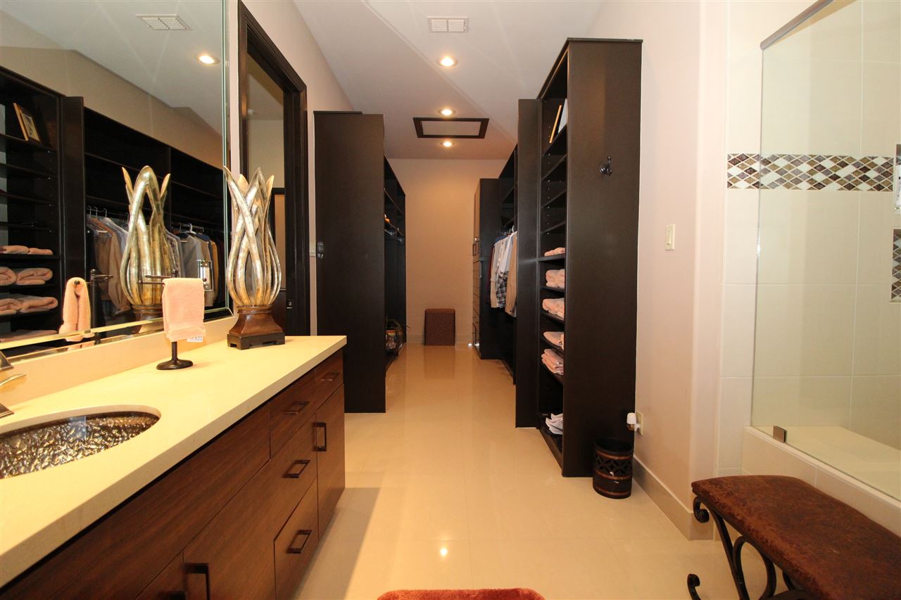 8314 Deer Ridge Boulevard Laredo, TX 78045 - Photo 18 of 20 a bathroom with a sink and a mirror