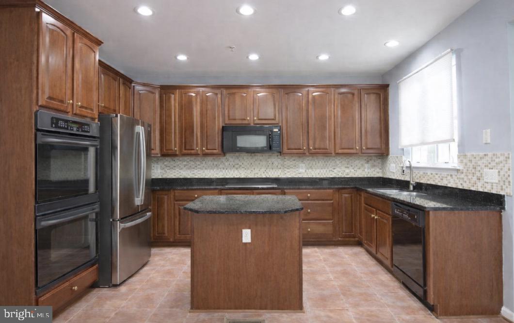 422 Sheila Street Gaithersburg, MD 20878 - Photo 10 of 46 Spacious Chef's Kitchen w/ Granite Countertops