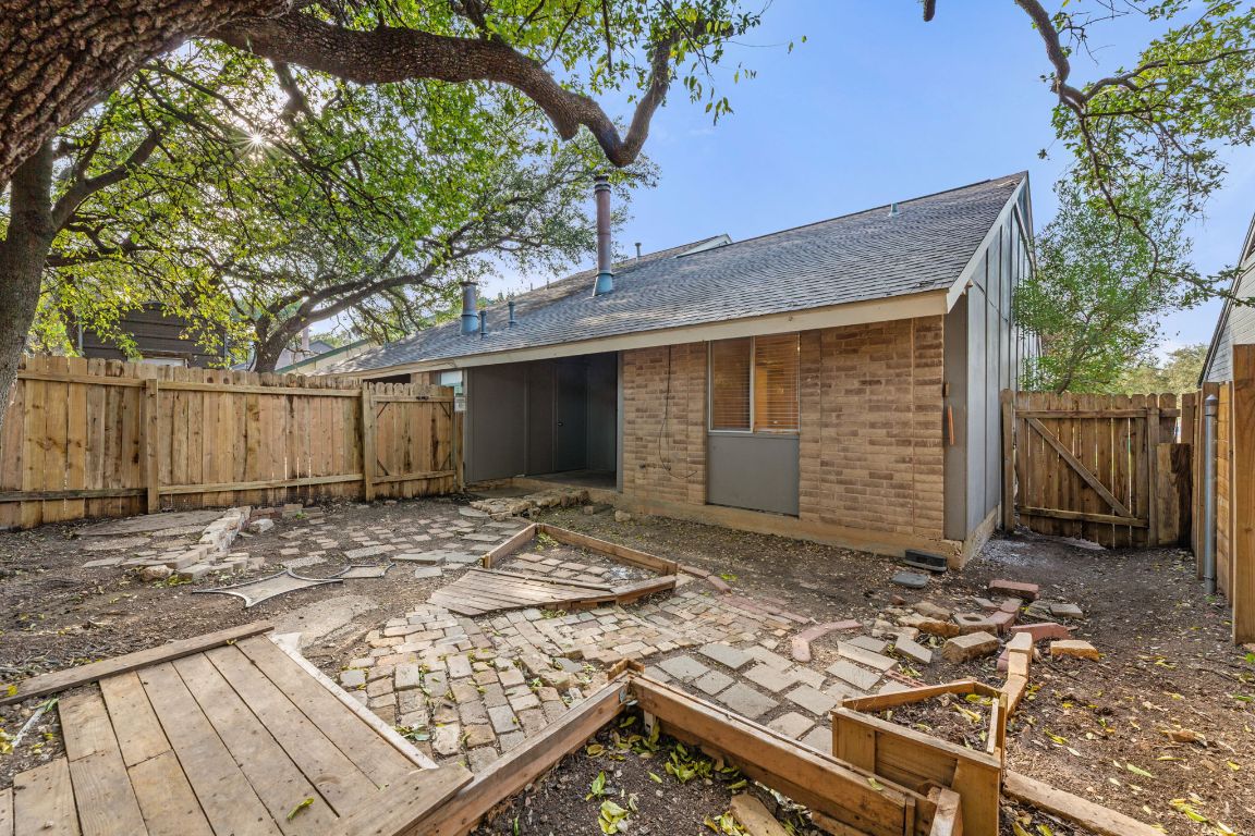 6901 Woodhue Drive, Unit A Austin, TX 78745 - Photo 33 of 34 a backyard of a house