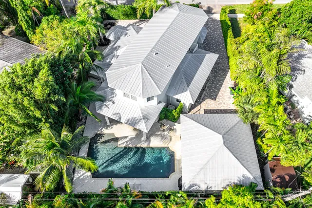 a view of a yard with plants