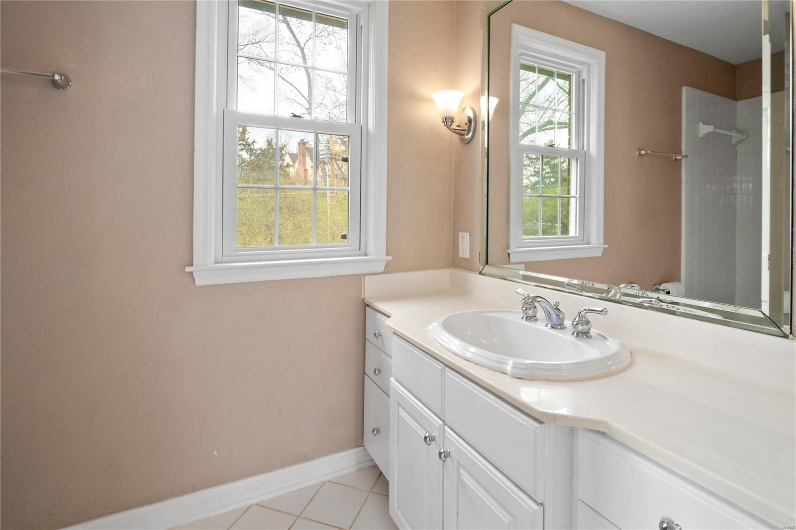 1281 Lay Road Ladue, MO 63124 - Photo 21 of 39