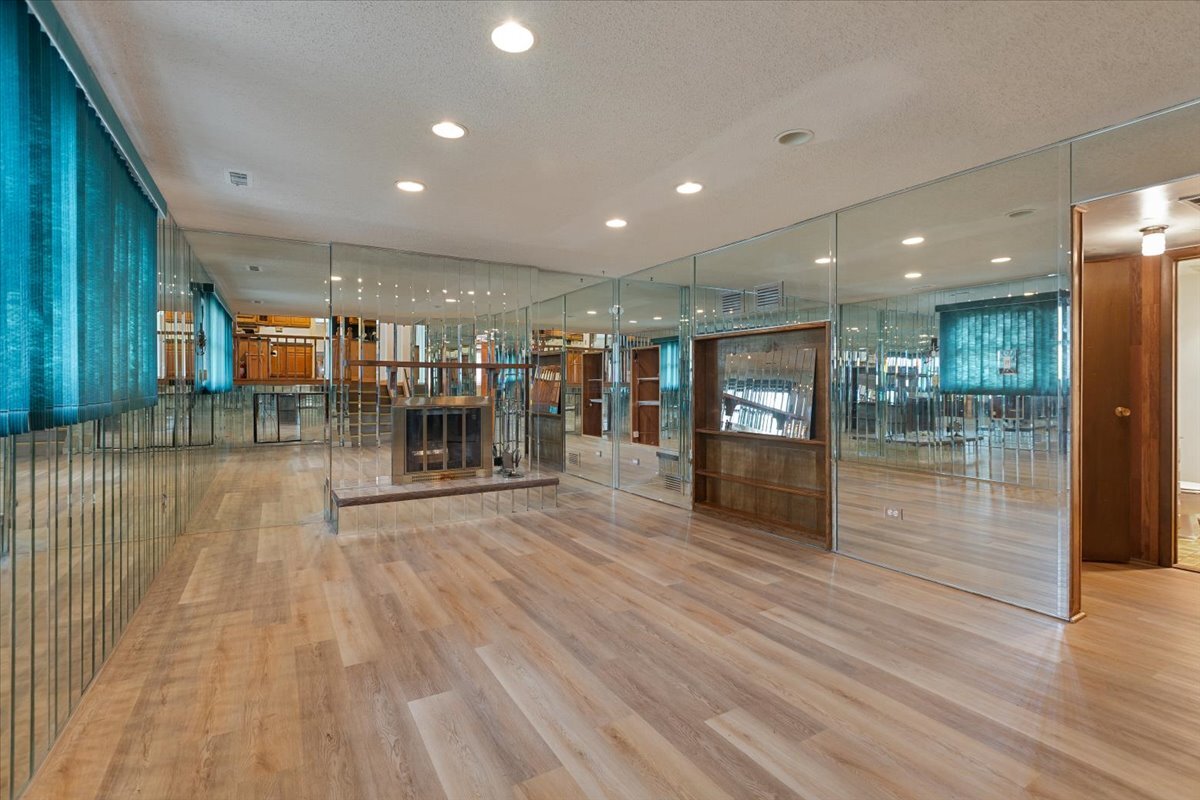 534 Quail Run Road Matteson, IL 60443 - Photo 16 of 31 a view of a lobby with wooden floor