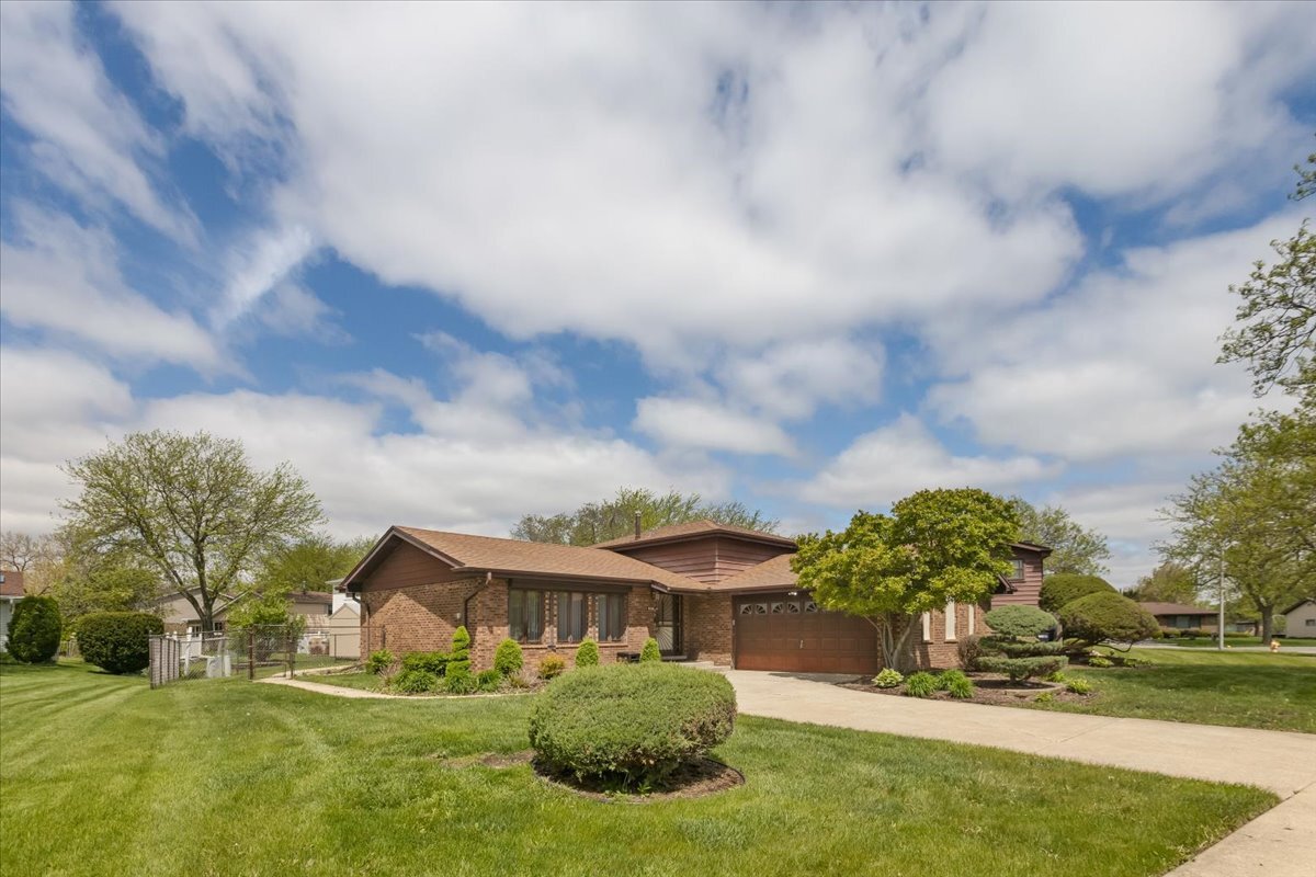 534 Quail Run Road Matteson, IL 60443 - Photo 2 of 31 a view of house with yard and entertaining space