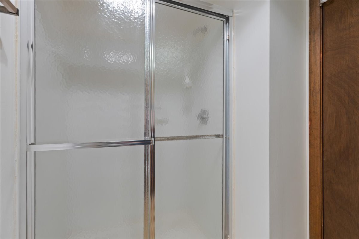 534 Quail Run Road Matteson, IL 60443 - Photo 21 of 31 a bathroom with a glass shower door