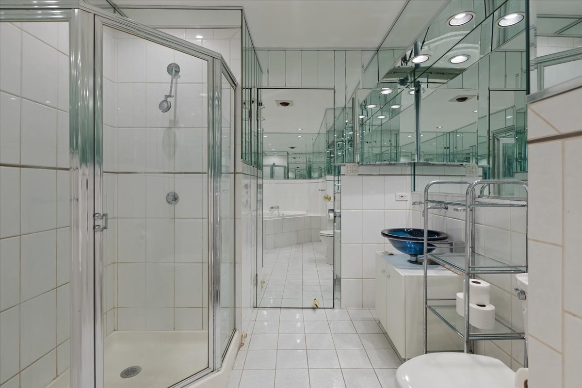 534 Quail Run Road Matteson, IL 60443 - Photo 26 of 31 a bathroom with a shower a toilet and sink