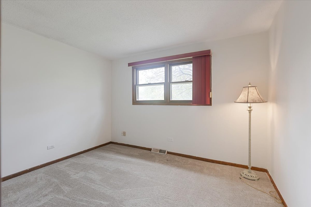 534 Quail Run Road Matteson, IL 60443 - Photo 30 of 31 an empty room with a window