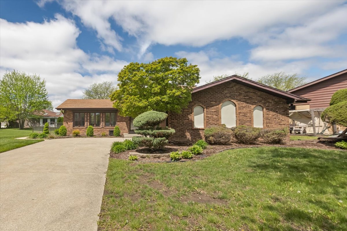 534 Quail Run Road Matteson, IL 60443 - Photo 3 of 31 a front view of a house with a yard
