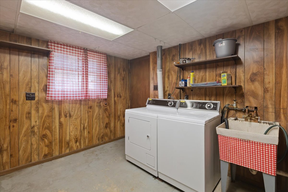 534 Quail Run Road Matteson, IL 60443 - Photo 31 of 31 a utility room with dryer and washer