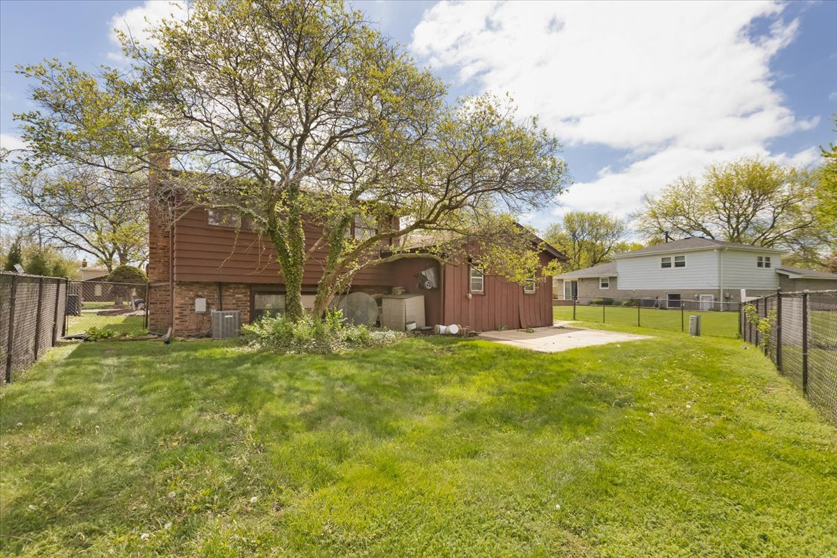 534 Quail Run Road Matteson, IL 60443 - Photo 4 of 31 a view of a yard with a house