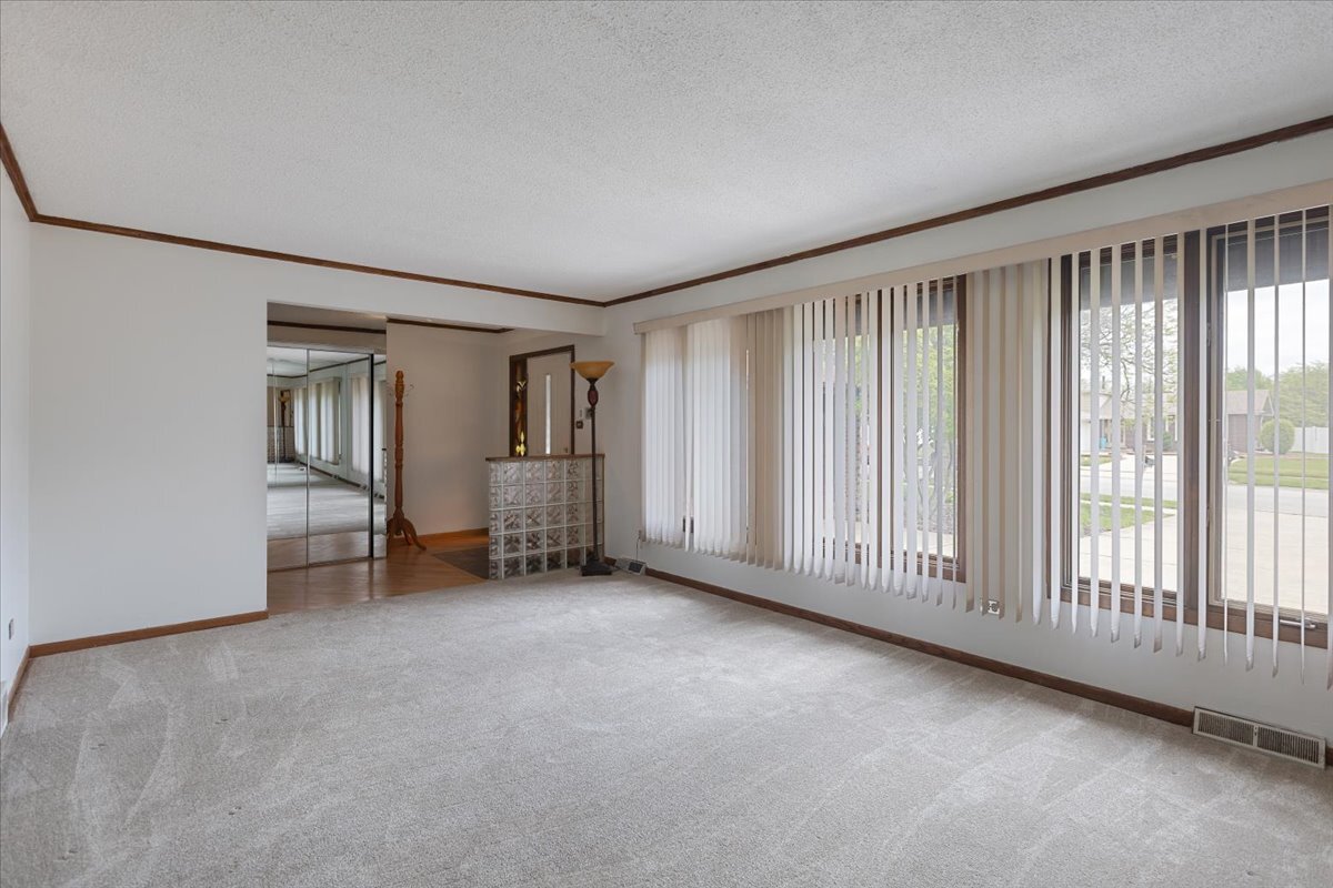 534 Quail Run Road Matteson, IL 60443 - Photo 6 of 31 a view of an empty room with a window