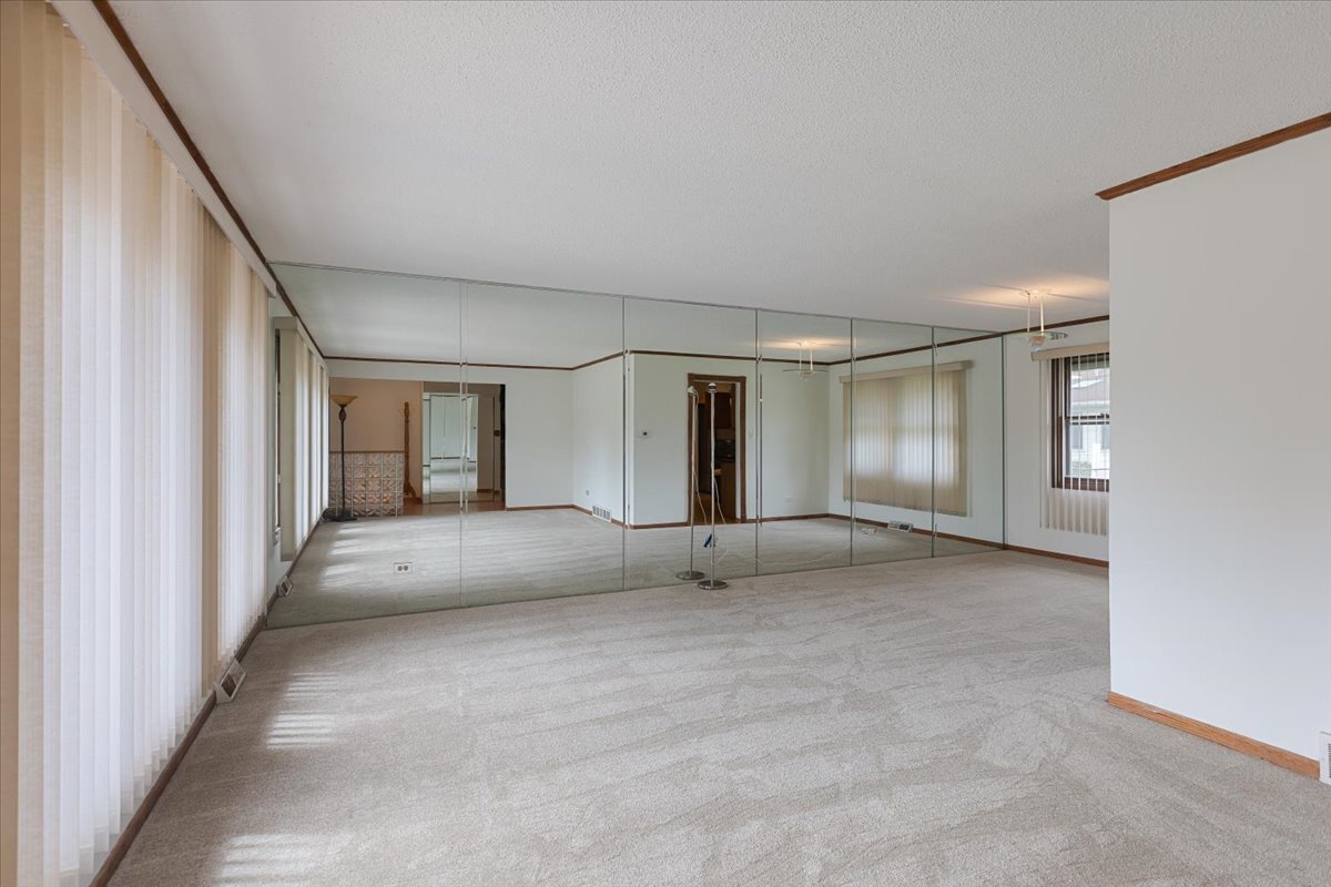 534 Quail Run Road Matteson, IL 60443 - Photo 7 of 31 a view of an empty room