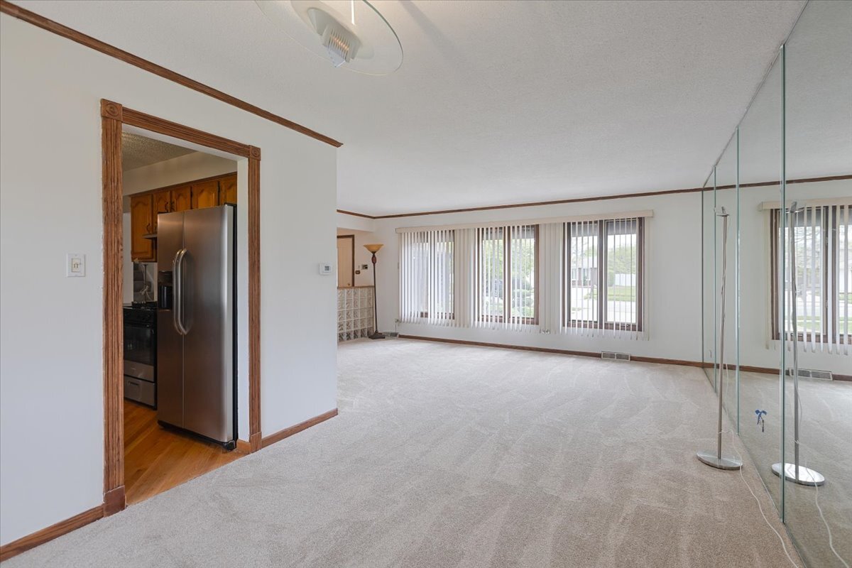 534 Quail Run Road Matteson, IL 60443 - Photo 9 of 31 an empty room with windows and closet