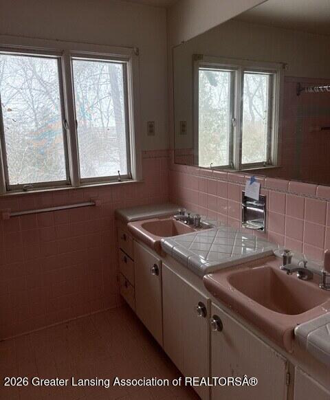 3215 South Cambridge Road Lansing, MI 48911 - Photo 20 of 49 20260114_173413160_iOS