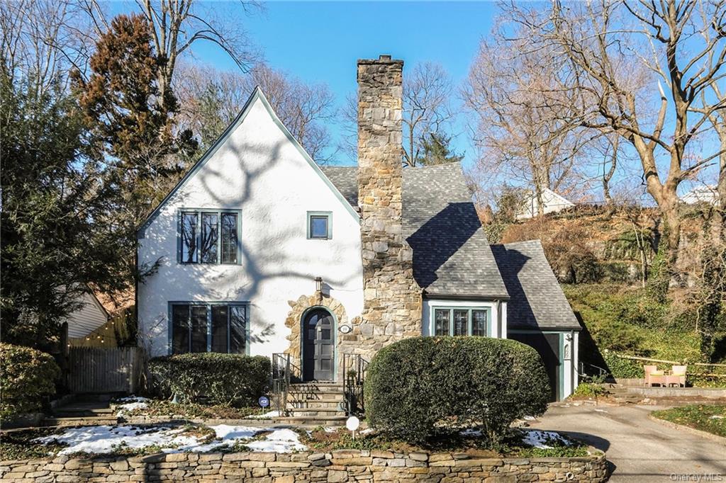 a view of house with a yard
